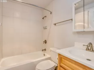 Photo #4: 23074958 Listing