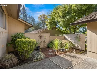 Photo #5: 23078686 Listing