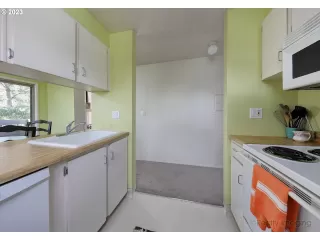 Photo #4: 23079369 Listing