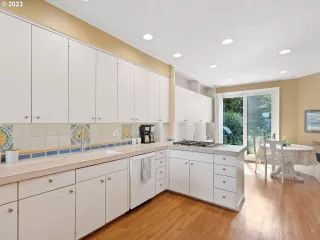 Photo #6: 23079417 Listing