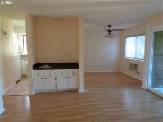 Photo #2: 23081398 Listing