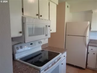 Photo #4: 23081398 Listing