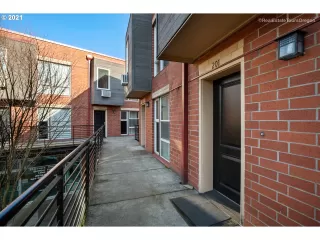 Photo #4: 23082470 Listing