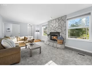 Photo #6: 23084094 Listing