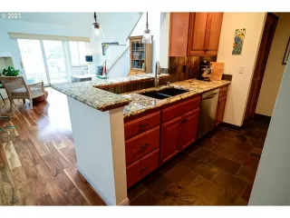 Photo #2: 23084732 Listing