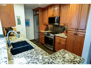 Photo #5: 23084732 Listing