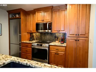 Photo #6: 23084732 Listing