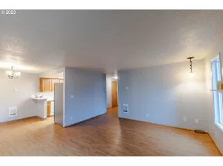 Photo #4: 23084759 Listing