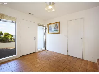 Photo #4: 23085700 Listing