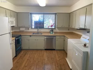 Photo #4: 23087057 Listing
