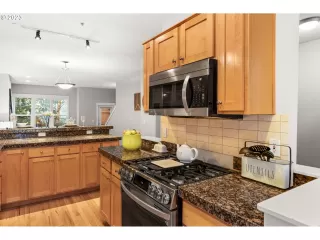 Photo #5: 23089339 Listing