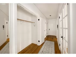 Photo #5: 23089952 Listing