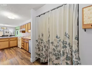 Photo #3: 23090399 Listing