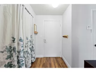 Photo #4: 23090399 Listing