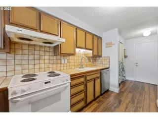 Photo #5: 23090399 Listing