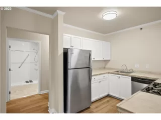 Photo #5: 23092227 Listing