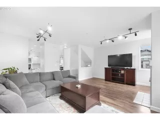 Photo #5: 23092528 Listing 