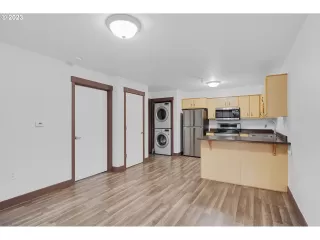 Photo #3: 23095249 Listing