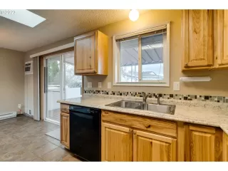 Photo #4: 23095277 Listing