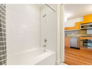 Photo #4: 23095629 Listing