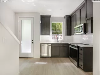 Photo #4: 23095858 Listing