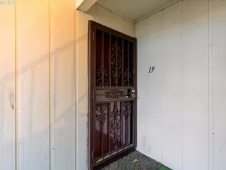 Photo #4: 23097316 Listing