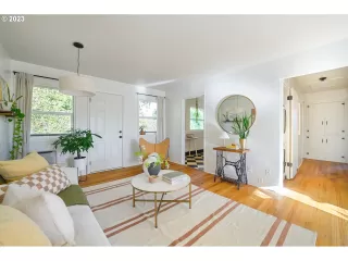 Photo #4: 23100233 Listing