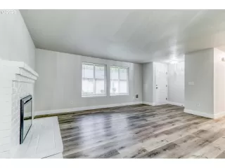 Photo #5: 23101051 Listing