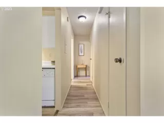 Photo #6: 23102072 Listing