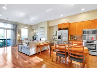 Photo #5: 23103352 Listing