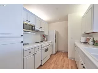 Photo #5: 23103404 Listing