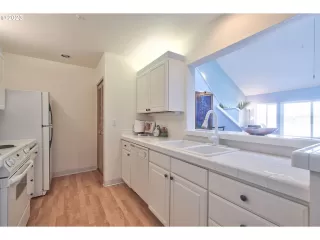 Photo #6: 23103404 Listing