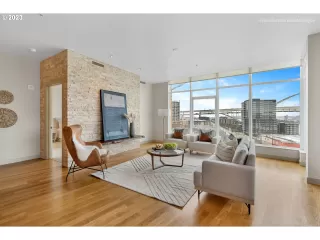 Photo #6: 23107296 Listing