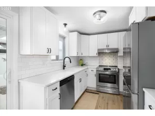 Photo #5: 23108231 Listing