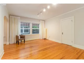 Photo #4: 23108939 Listing