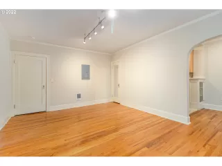 Photo #5: 23108939 Listing