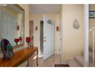 Photo #5: 23110621 Listing