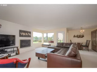 Photo #6: 23110621 Listing