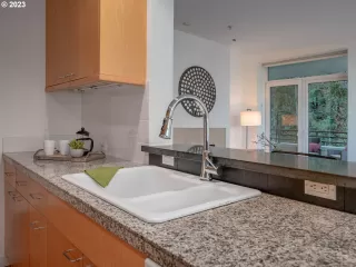 Photo #4: 23110678 Listing