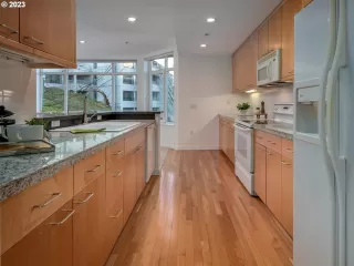 Photo #5: 23110678 Listing