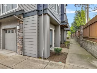 Photo #5: 23110930 Listing