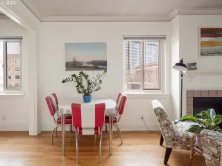 Photo #5: 23111752 Listing