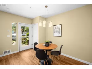 Photo #4: 23114303 Listing