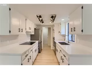 Photo #4: 23115186 Listing