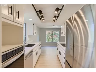 Photo #5: 23115186 Listing