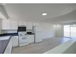 Photo #3: 23121563 Listing