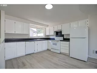 Photo #4: 23121563 Listing