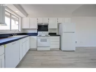 Photo #5: 23121563 Listing