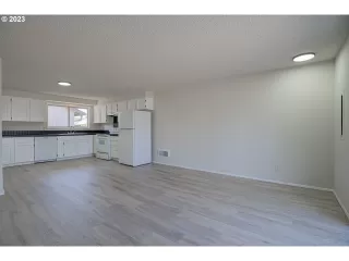 Photo #6: 23121563 Listing