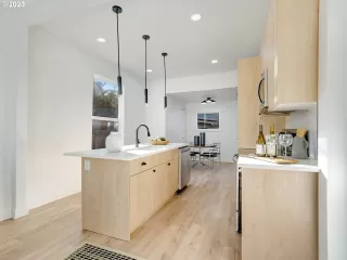 Photo #3: 23122701 Listing